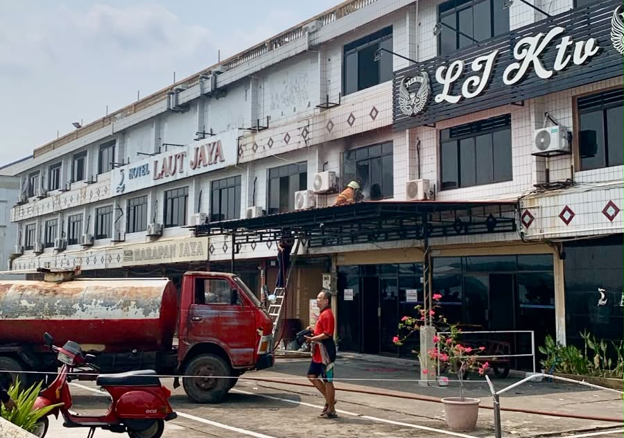 Damkar Tanjungpinang saat memadamkan api di kamar Hotel Laut Jaya di Pelantar 2 Tanjungpinang. Dok : DAMKAR Tanjungpinang