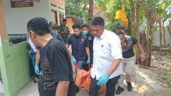 Polisi mengevakuasi jasad pria yang ditemukan tewas diduga gantung diri di sebuah kos-kosan kawasan Sunaryo, Tanjungpinang. Dok : Istimewa