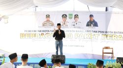 Wali Kota Batam, Amsakar Achmad, menyampaikan sambutan saat menghadiri pembagian 1.000 paket beras di Sekupang, Minggu (13/9/2026). Dok : Kominfo Kota Batam