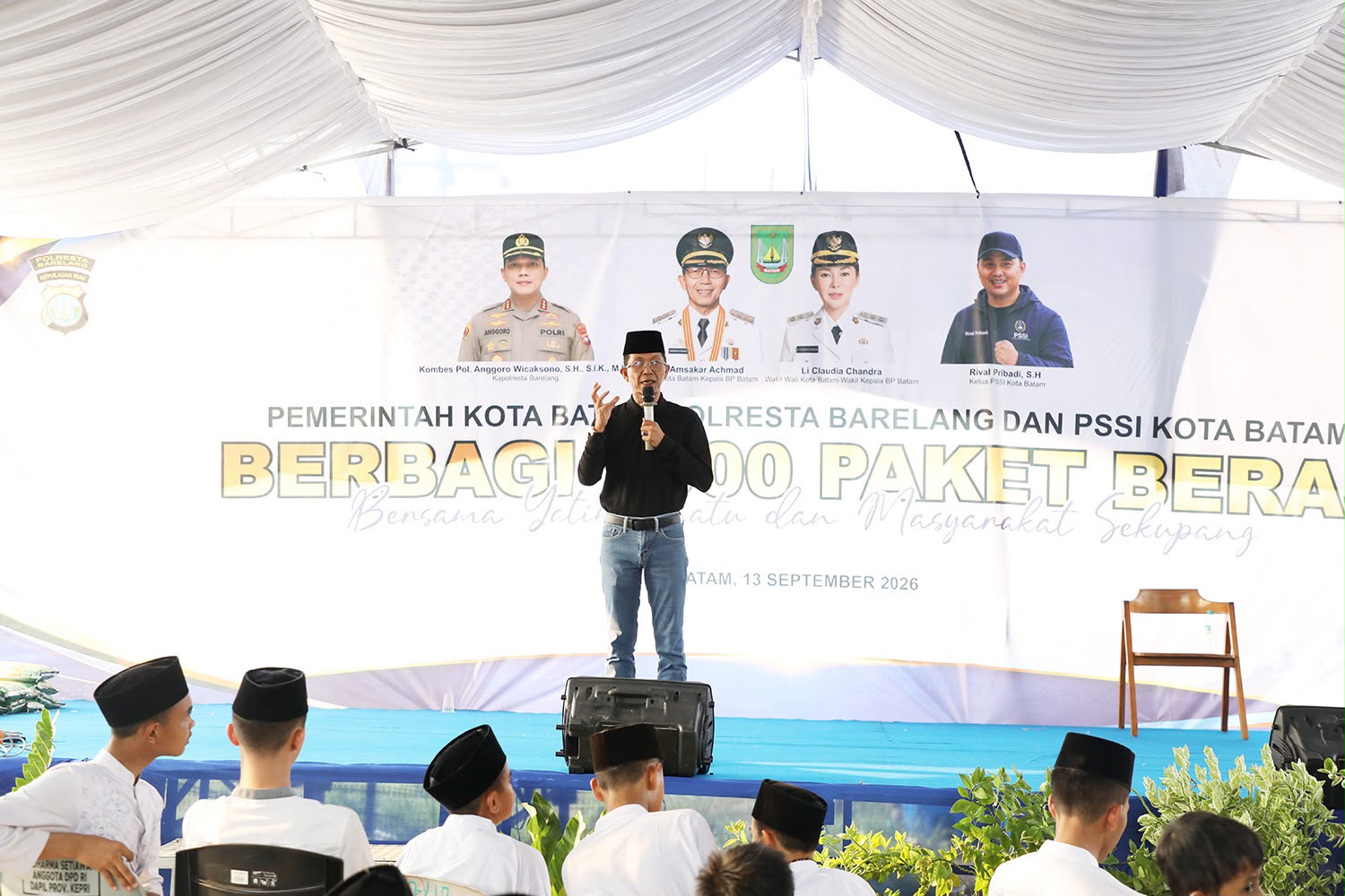 Wali Kota Batam, Amsakar Achmad, menyampaikan sambutan saat menghadiri pembagian 1.000 paket beras di Sekupang, Minggu (13/9/2026). Dok : Kominfo Kota Batam