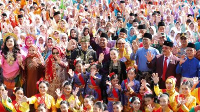 Wali Kota Batam, Amsakar Achmad, dan Wakil Wali Kota Batam, Li Claudia Chandra, bersama sejumlah pejabat dan pelajar menggunakan pakaian Melayu, belum lama ini. Dok : Kominfo Kota Batam
