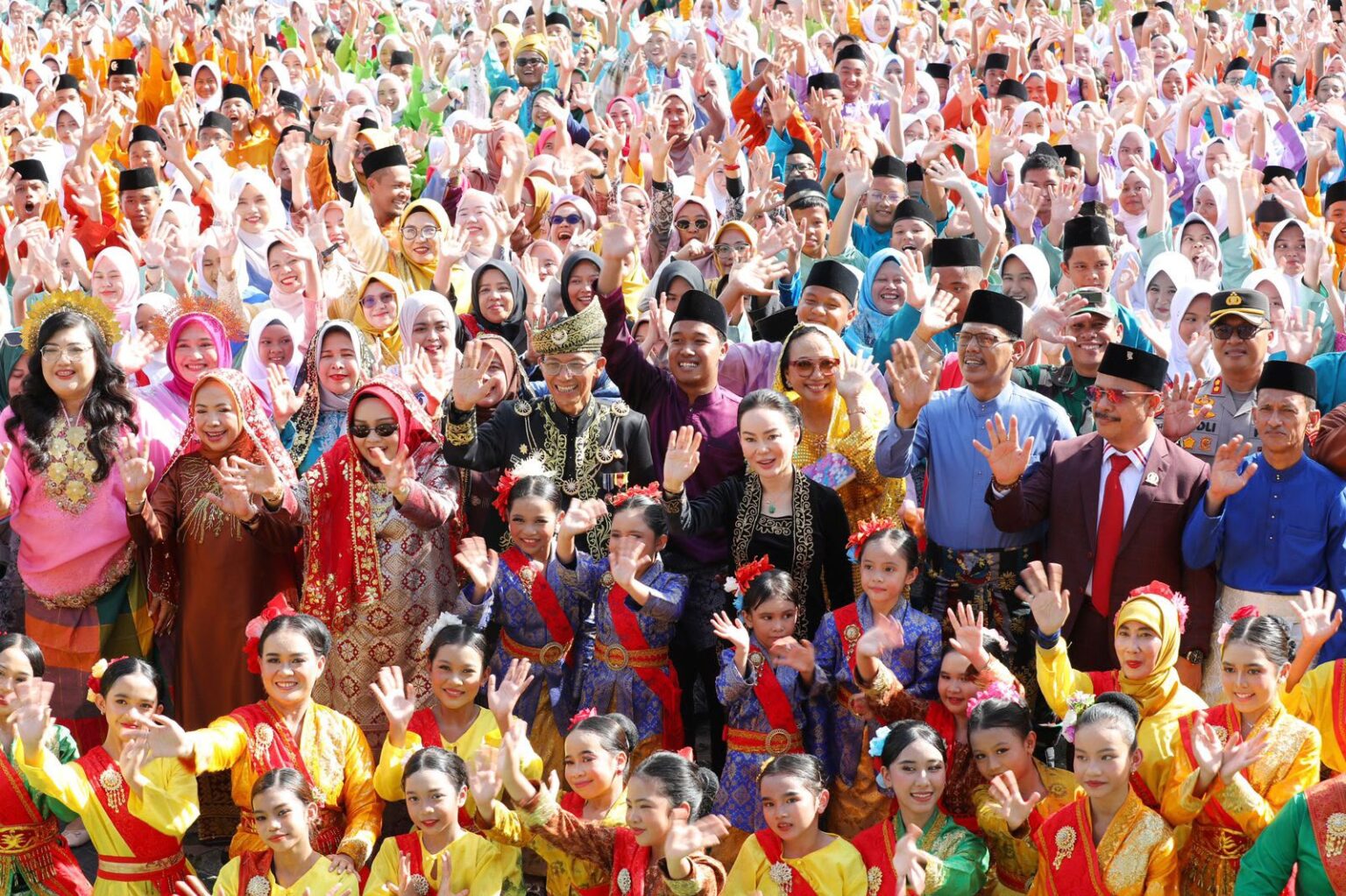 Wali Kota Batam, Amsakar Achmad, dan Wakil Wali Kota Batam, Li Claudia Chandra, bersama sejumlah pejabat dan pelajar menggunakan pakaian Melayu, belum lama ini. Dok : Kominfo Kota Batam