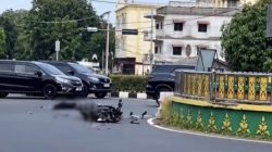 Motor Tabrak Mobil Box, Pengendara Tergeletak di Bundaran Tugu Adipura Batu 6 Tanjungpinang. Dok : Istimewa
