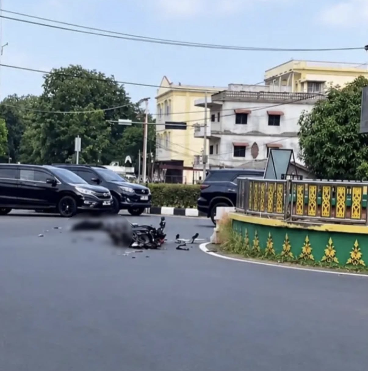 Motor Tabrak Mobil Box, Pengendara Tergeletak di Bundaran Tugu Adipura Batu 6 Tanjungpinang. Dok : Istimewa