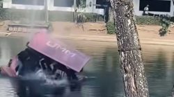 Kapal Bebek Wisata Mendadak Tenggelam di Danau Kampus UMM, Diduga Kelebihan Muatan. Dok : Istimewa