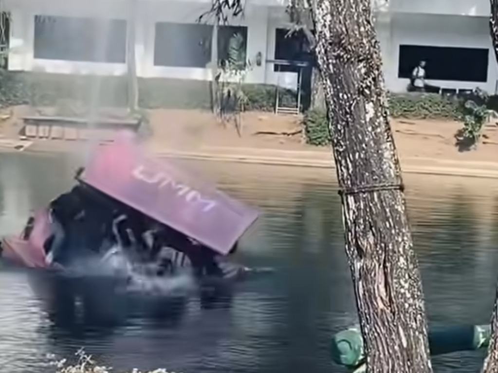 Kapal Bebek Wisata Mendadak Tenggelam di Danau Kampus UMM, Diduga Kelebihan Muatan. Dok : Istimewa