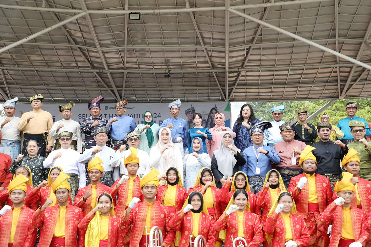 Wali Kota Batam, Amsakar Achmad, bersama Wakil Wali Kota Batam, Li Claudia Chandra, dan sejumlah pejabat usai upacara HUT ke-24 Kepri tingkat Kota Batam di Dataran Engku Putri, Batam Centre, Kamis (24/9/2026). Dok : Diskominfo Kota Batam