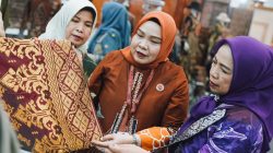 Dekranasda Kota Batam, Erlita Amsakar, bersama rombongan, melihat sejumlah produk saat menghadiri Pameran Kriyanusa 2026 di JCC, Jakarta, Sabtu (26/9/2026). Dok : Diskominfo Kota Batam