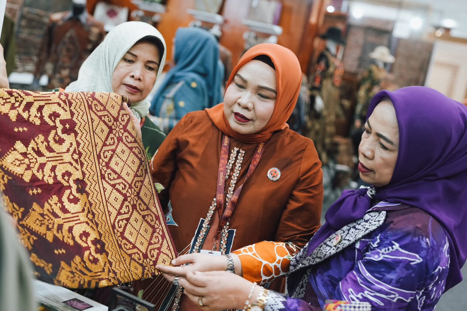 Dekranasda Kota Batam, Erlita Amsakar, bersama rombongan, melihat sejumlah produk saat menghadiri Pameran Kriyanusa 2026 di JCC, Jakarta, Sabtu (26/9/2026). Dok : Diskominfo Kota Batam
