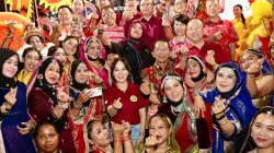 Wali Kota Batam, Amsakar Achmad, bersama Wakil Wali Kota Batam, Li Claudia Chandra, bersama sejumlah komunitas saat menghadiri Mooncake Festival Kota Batam di Kompleks Bumi Indah, Lubukbaja, Minggu (27/9/2026) malam. Dok : Diskominfo Kota Batam