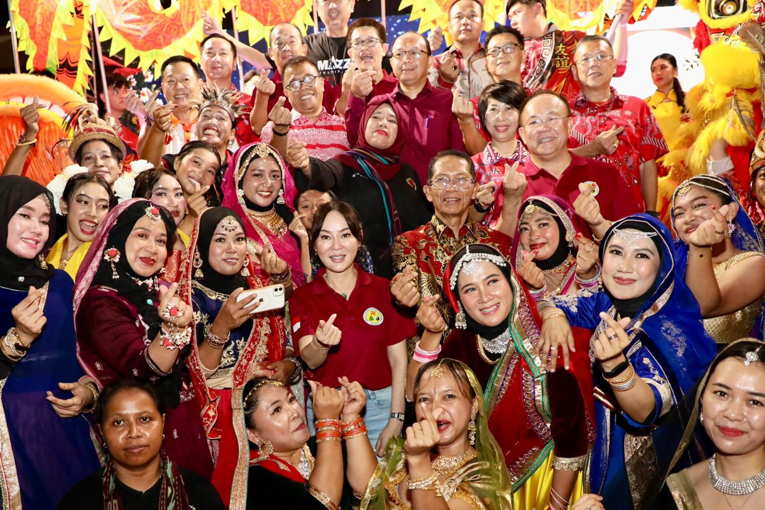 Wali Kota Batam, Amsakar Achmad, bersama Wakil Wali Kota Batam, Li Claudia Chandra, bersama sejumlah komunitas saat menghadiri Mooncake Festival Kota Batam di Kompleks Bumi Indah, Lubukbaja, Minggu (27/9/2026) malam. Dok : Diskominfo Kota Batam