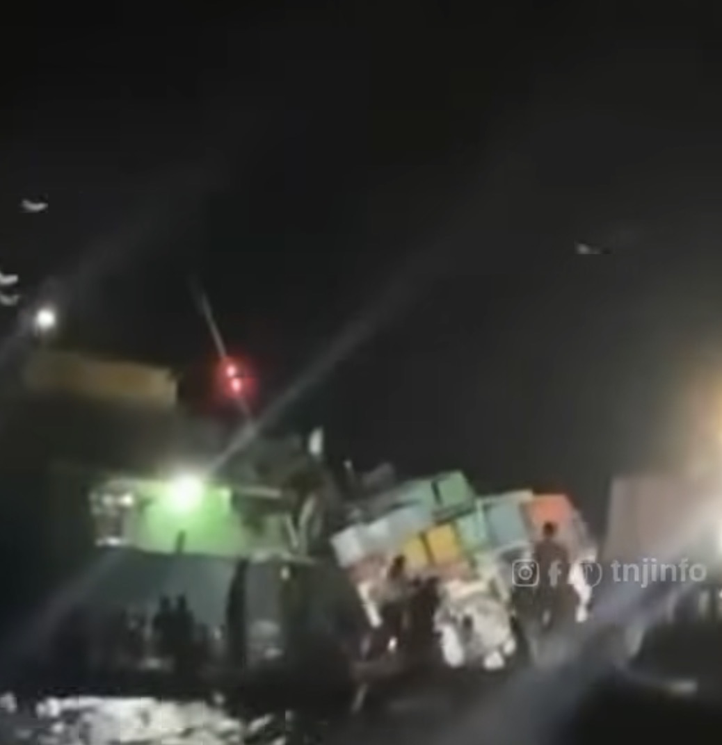 Kondisi KM Alfero yang dilaporkan mengalami kecelakaan dan karam di perairan sekitar PT BAI, Gunung Kijang, Bintan, Senin malam (28/9/2026). Dok: Tangkapan layar video/TNJInfo.