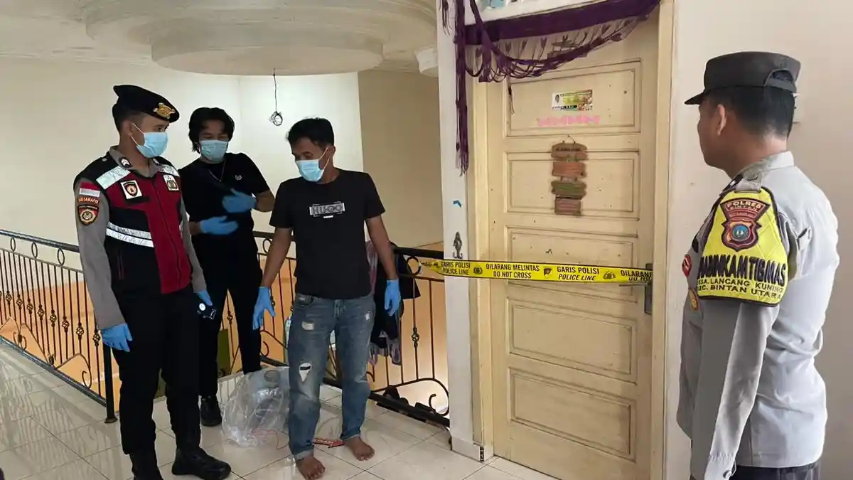 Polisi sedang melakukan identifikasi di kamar milik TRA usai ditemukan gantung diri di rumahnya di Tanjunguban, Kecamatan Bintan Utara pada Selasa (29/9/2026) pada pukul 12.30 WIB. Dok : Istimewa