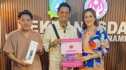 Syahrul Hidayat (Pendamping Pegiat Batik Mangrove) dan Ny. Sinta Aneng (Ketua Dekranasda Anambas) bersama pengunjung stan. Dok : Istimewa