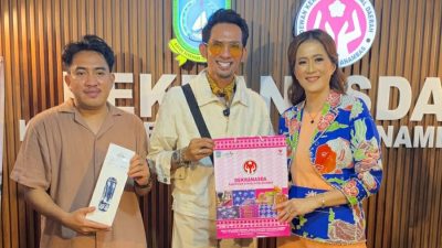 Syahrul Hidayat (Pendamping Pegiat Batik Mangrove) dan Ny. Sinta Aneng (Ketua Dekranasda Anambas) bersama pengunjung stan. Dok : Istimewa