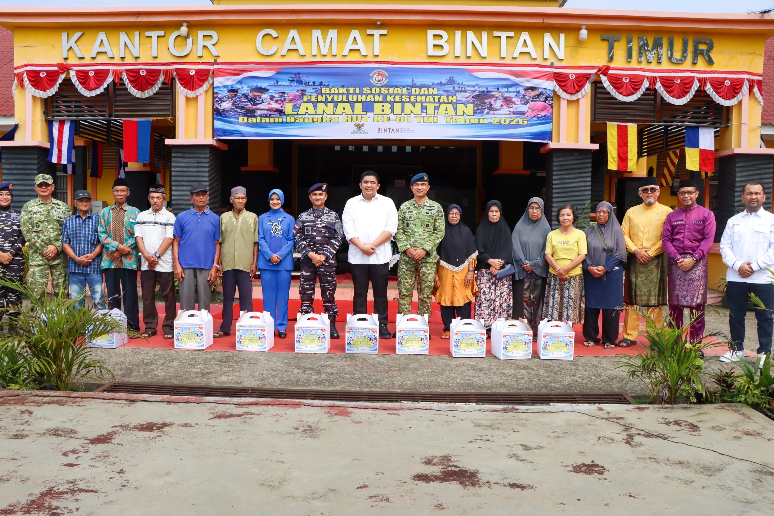 Bakti Sosial dan Penyuluhan Kesehatan Sempena HUT Ke-81 TNI, Bupati Roby Apresiasi Aksi Kepedulian Lanal Bintan. Dok : Diskominfo Kabupaten Bintan