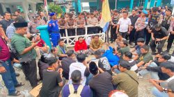 Massa Aksi dari HIMA PERSIS Tanjungpinang- Bintan saat di PLN Tanjungpinang. Dok : Lintaskepri.com