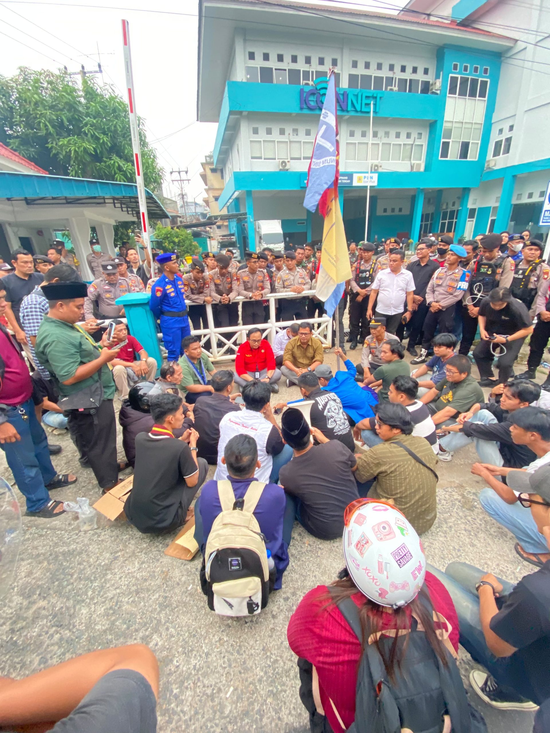 Massa Aksi dari HIMA PERSIS Tanjungpinang- Bintan saat di PLN Tanjungpinang. Dok : Lintaskepri.com