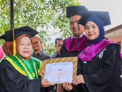 37 Lansia Rumah Bahagia Bintan Diwisuda, Bupati Roby: Belajar Tidak Mengenal Usia
