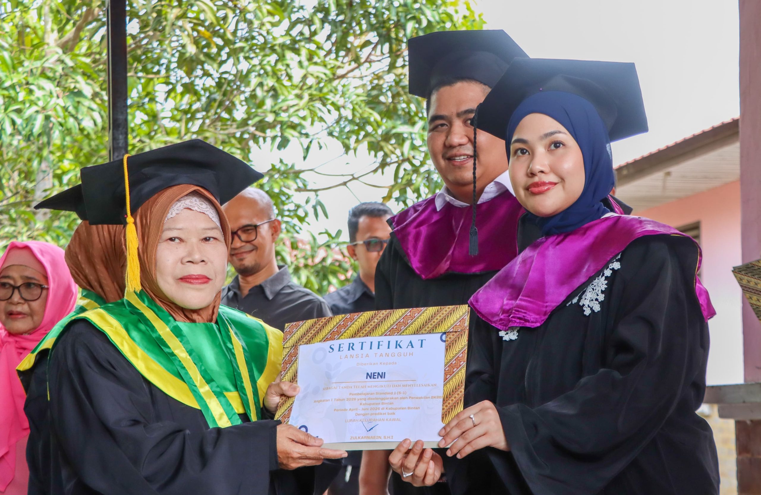 37 Lansia Rumah Bahagia Bintan Diwisuda, Bupati Roby: Belajar Tidak Mengenal Usia. Dok : Diskominfo Kabupaten Bintan