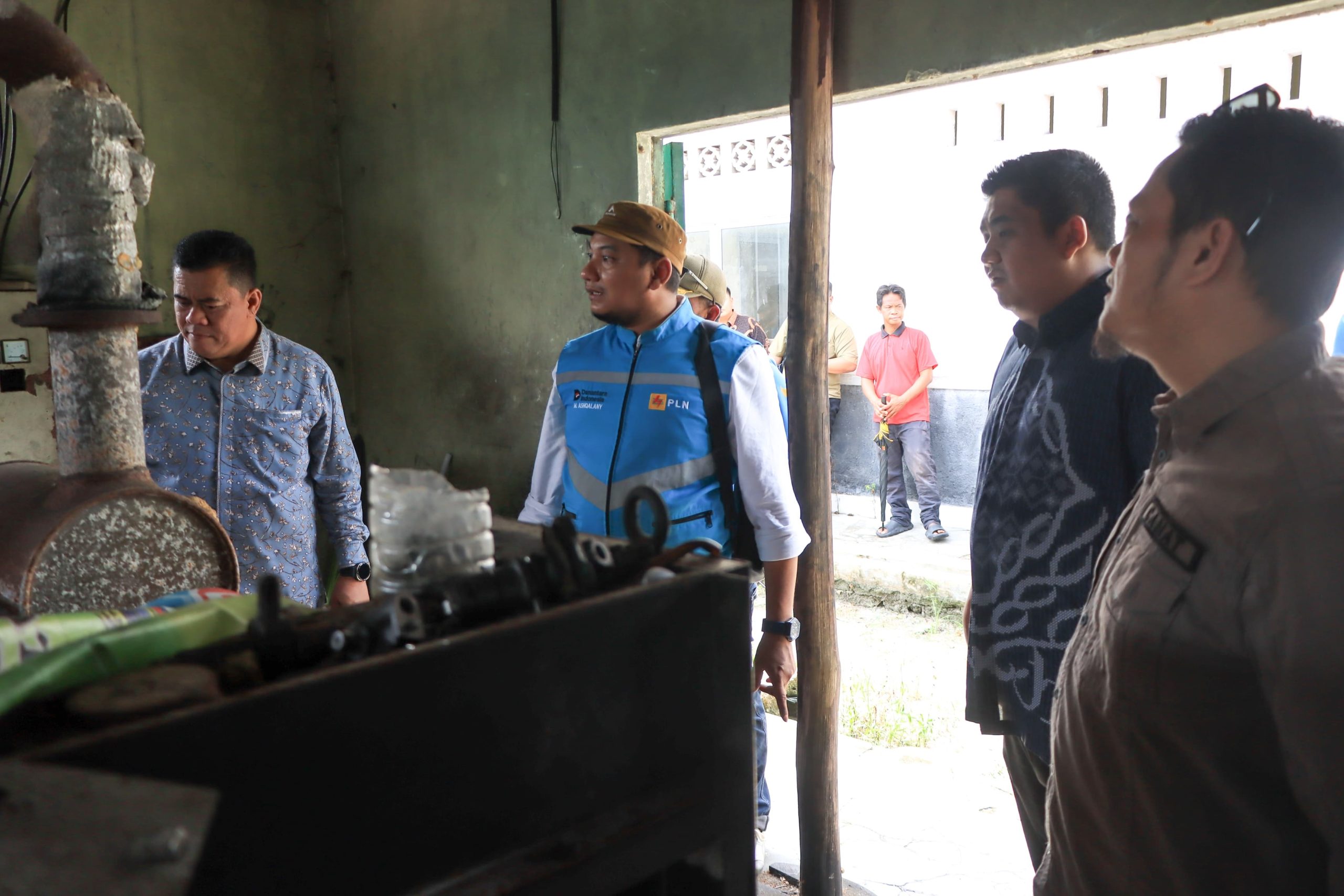 Bupati Roby Tinjau Kelistrikan Pulau Mapur, Dorong Peningkatan Layanan hingga 24 Jam”. Dok : Diskominfo Kabupaten Bintan