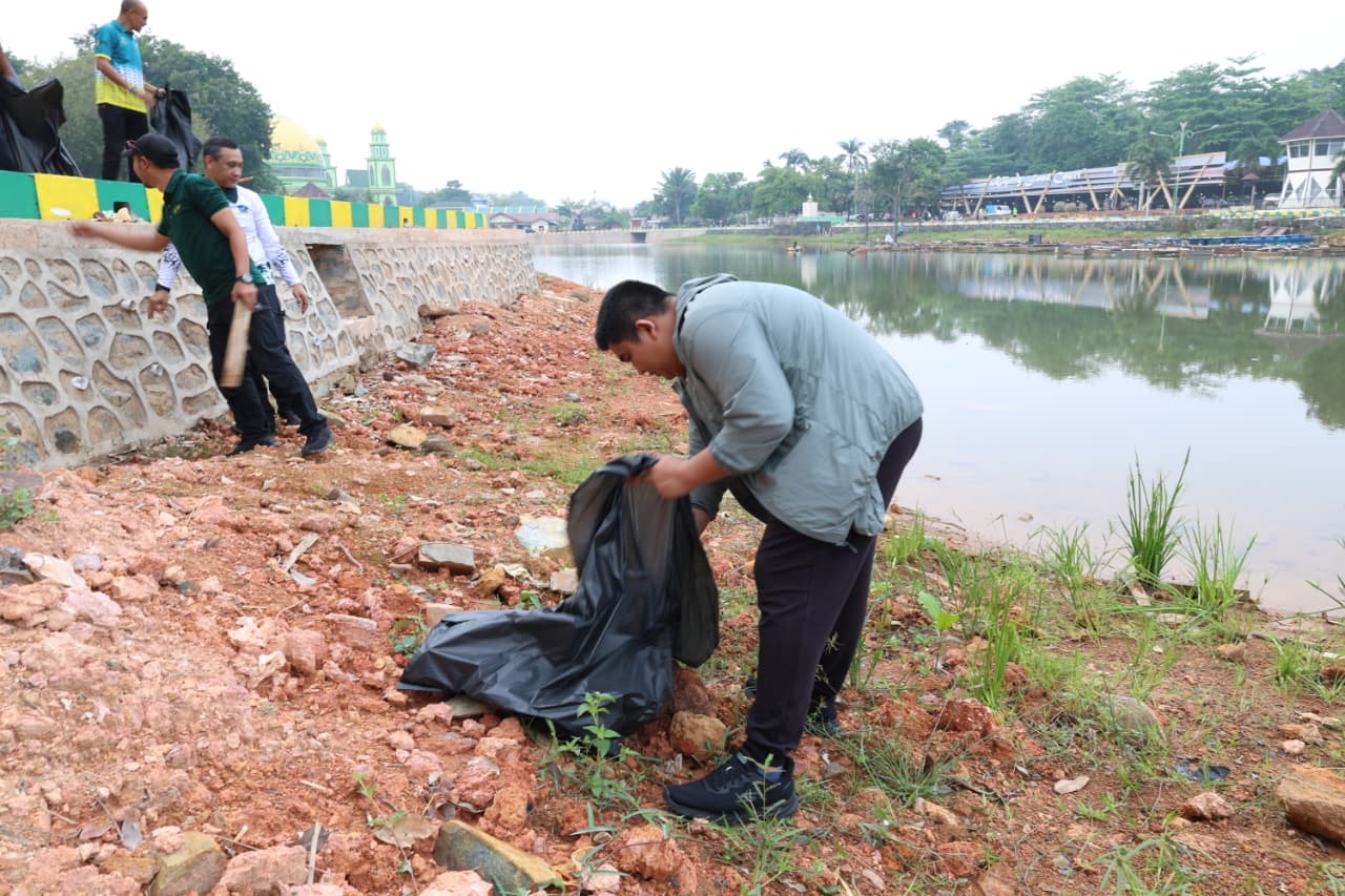 Gubernur Kepri dan Bupati Bintan Lakukan Aksi Gotong Royong di Taman Kolam Kijang. Dok : Diskominfo Kabupaten Bintan