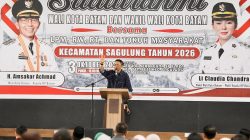 Wali Kota Batam, Amsakar Achmad, menyampaikan sambutan saat menghadiri silaturahmi bersama RT, RW, LPM se-Kecamatan Sagulung di Gedung Serbaguna Plaza Kecamatan Sagulung, Sabtu (3/10/2026) malam.. Dok : Diskominfo Kota Batam