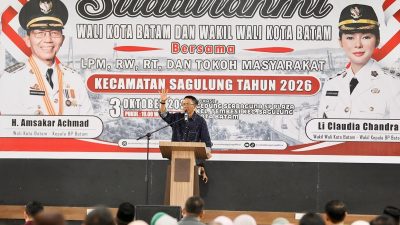 Wali Kota Batam, Amsakar Achmad, menyampaikan sambutan saat menghadiri silaturahmi bersama RT, RW, LPM se-Kecamatan Sagulung di Gedung Serbaguna Plaza Kecamatan Sagulung, Sabtu (3/10/2026) malam.. Dok : Diskominfo Kota Batam