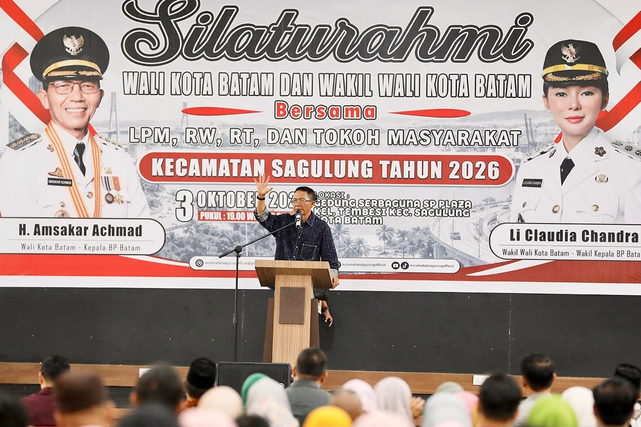 Wali Kota Batam, Amsakar Achmad, menyampaikan sambutan saat menghadiri silaturahmi bersama RT, RW, LPM se-Kecamatan Sagulung di Gedung Serbaguna Plaza Kecamatan Sagulung, Sabtu (3/10/2026) malam.. Dok : Diskominfo Kota Batam