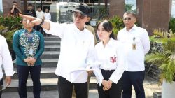 Wali Kota Batam, Amsakar Achmad, berbincang dengan Wakil Wali Kota Batam, Li Claudia Chandra, belum lama ini. Dok : Diskominfo Kota Batam
