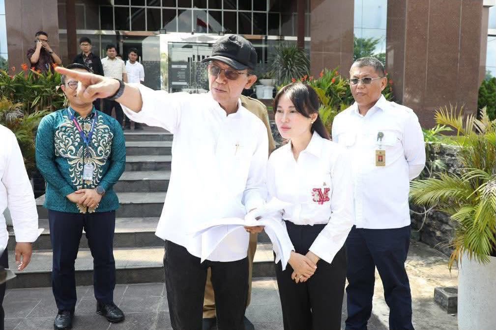 Wali Kota Batam, Amsakar Achmad, berbincang dengan Wakil Wali Kota Batam, Li Claudia Chandra, belum lama ini. Dok : Diskominfo Kota Batam