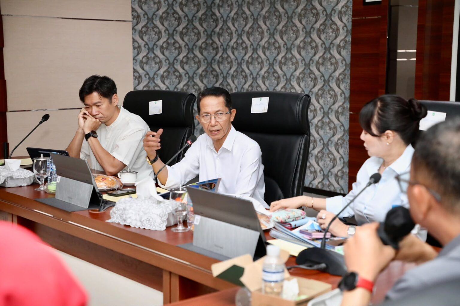Wali Kota Batam, Amsakar Achmad, bersama Wakil Wali Kota Batam, Li Claudia Chandra, memimpin Rapat Koordinasi Antisipasi dan Pengendalian Banjir Kota Batam di Kantor Wali Kota Batam, Kamis (1/10/2026). Dok : Diskominfo Kota Batam