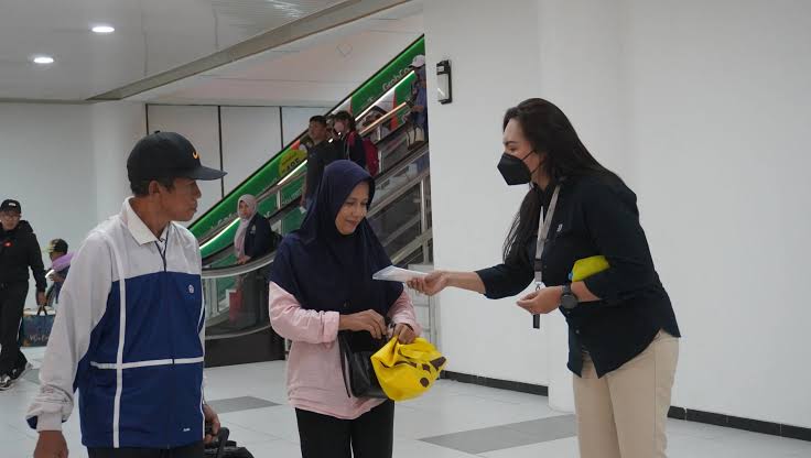 Kabut Asap Muncul, Bandara Hang Nadim Batam Bagikan Masker Gratis kepada Penumpang. Dok : Istimewa