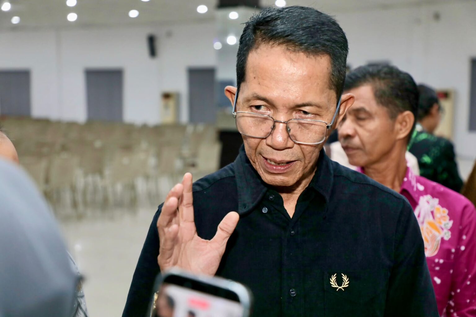 Wali Kota Batam, Amsakar Achmad, memberi keterangan kepada wartawan usai silaturahmi RT, RW, dan LPM se-Kecamatan Batu Aji di Aula UNRIKA Batam, Jumat (2/10/2026). Dok : Diskominfo Kota Batam