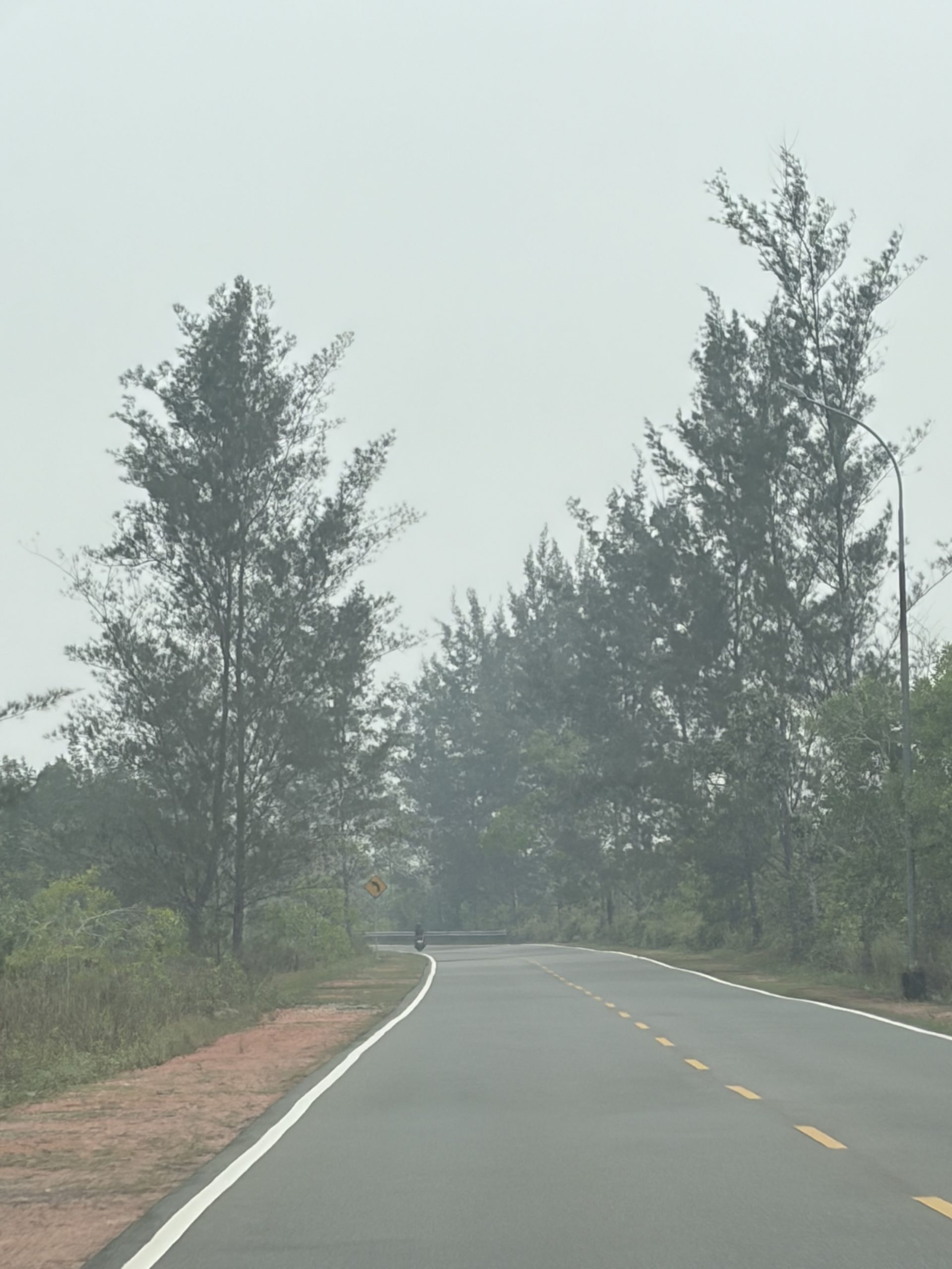 Kabut Tebal Selimuti Bintan, Jarak Pandang Pengendara Berkurang. Dok : Lintaskepri.com