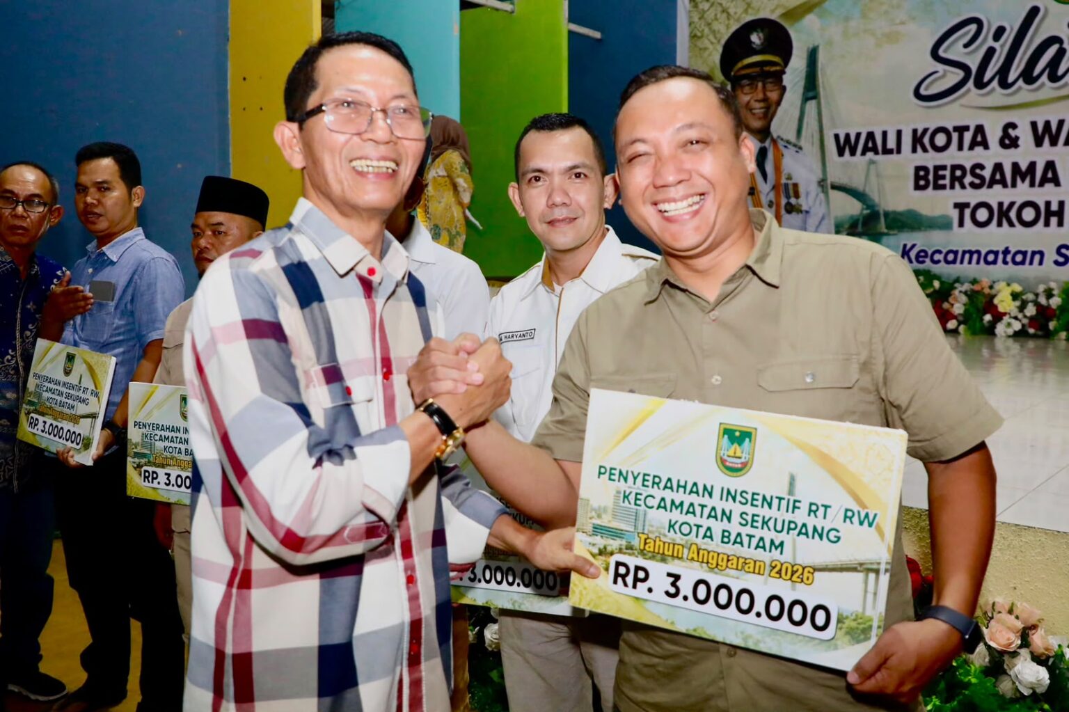 Wali Kota Batam, Amsakar Achmad, menyerahkan insentif saat menghadiri Silaturahmi bersama RT/RW, LPM, dan Tokoh Masyarakat se-Kecamatan Sekupang di Aula SMP Kartini Sei Harapan, Kecamatan Sekupang, Minggu (4/10/2026) malam. Dok : Diskominfo Kota Batam