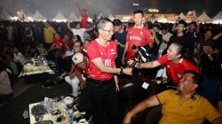 Wali Kota Batam, Amsakar Achmad, nobar Final FIFA ASEAN Cup 2026 bersama ribuan warga di Dataran Engku Putri, Batam Centre, Senin (5/10/2026). Dok : Diskominfo Kota Batam