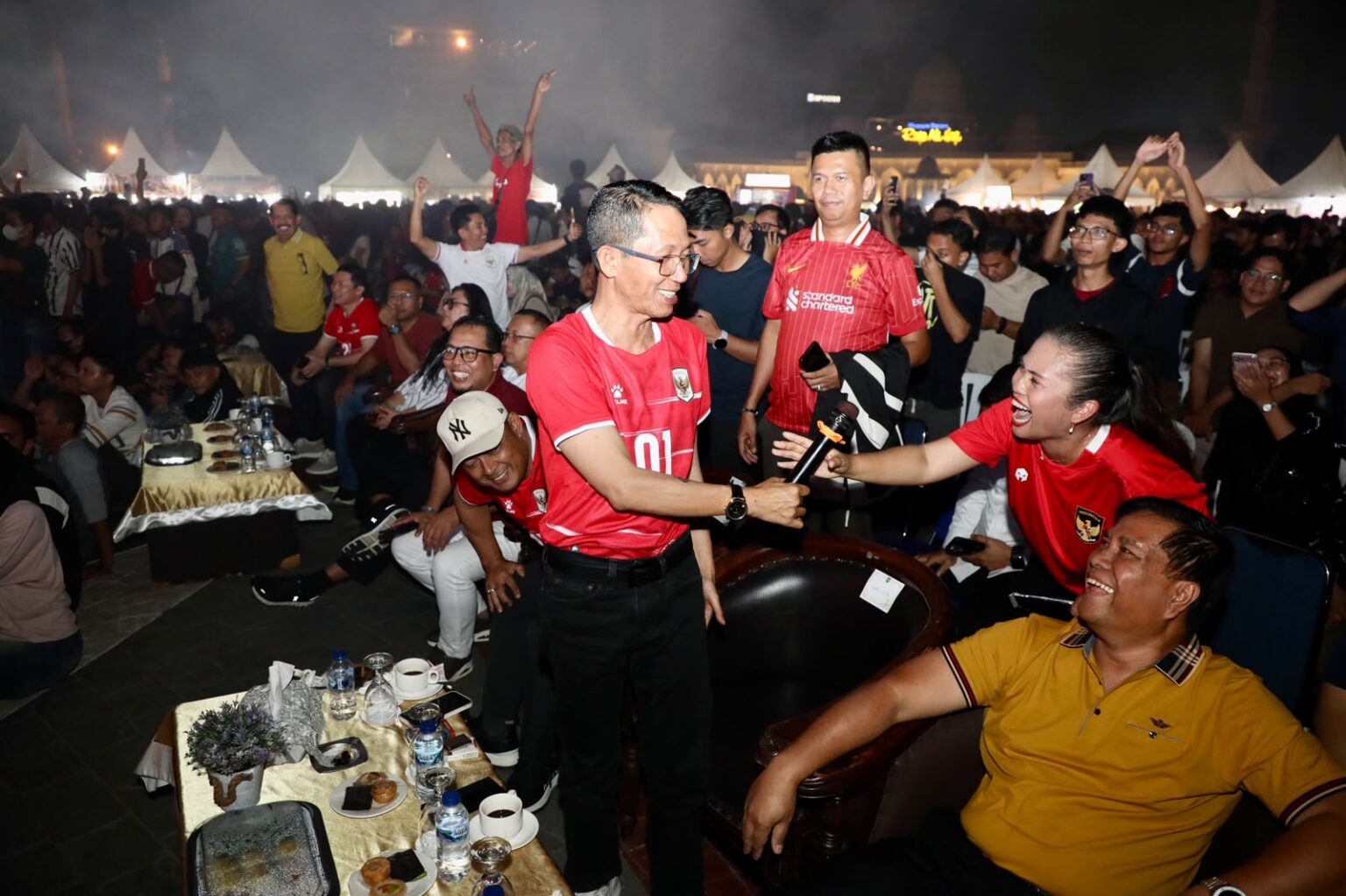 Wali Kota Batam, Amsakar Achmad, nobar Final FIFA ASEAN Cup 2026 bersama ribuan warga di Dataran Engku Putri, Batam Centre, Senin (5/10/2026). Dok : Diskominfo Kota Batam