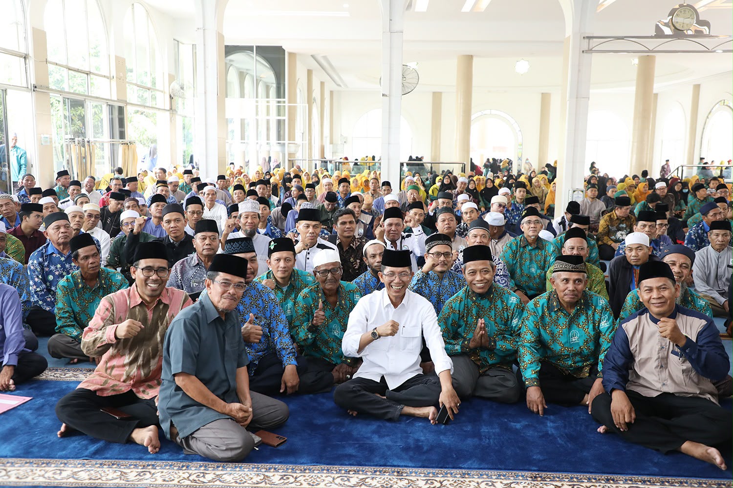 Wali Kota Batam, Amsakar Achmad, bersama tokoh agama Bengkong, Batu Ampar, dan Lubuk Baja saat silaturahmi di Masjid Baitul Makmur, Batu Ampar, Kamis (8/10/2026). Dok : Diskominfo Kota Batam