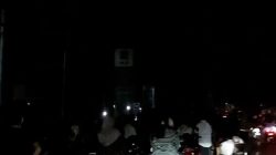 Massa Ramai di Depan Kantor PLN Jalan Bakar Batu. Dok : Lintaskepri.com