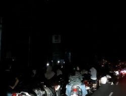 Massa Ramai di Depan Kantor PLN Jalan Bakar Batu, Situasi Malam Ini Jadi Sorotan