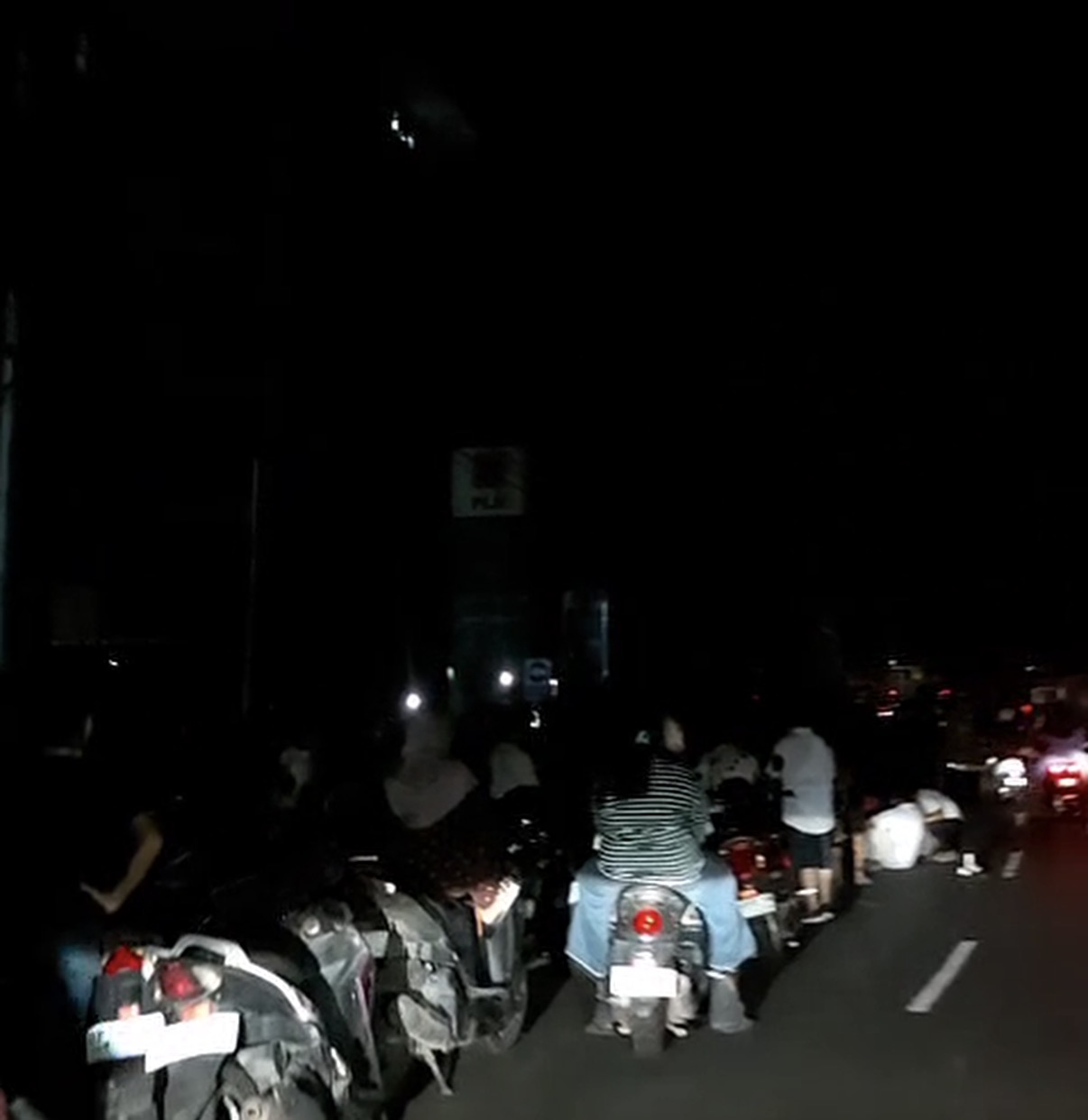 Massa Ramai di Depan Kantor PLN Jalan Bakar Batu. Dok : Lintaskepri.com