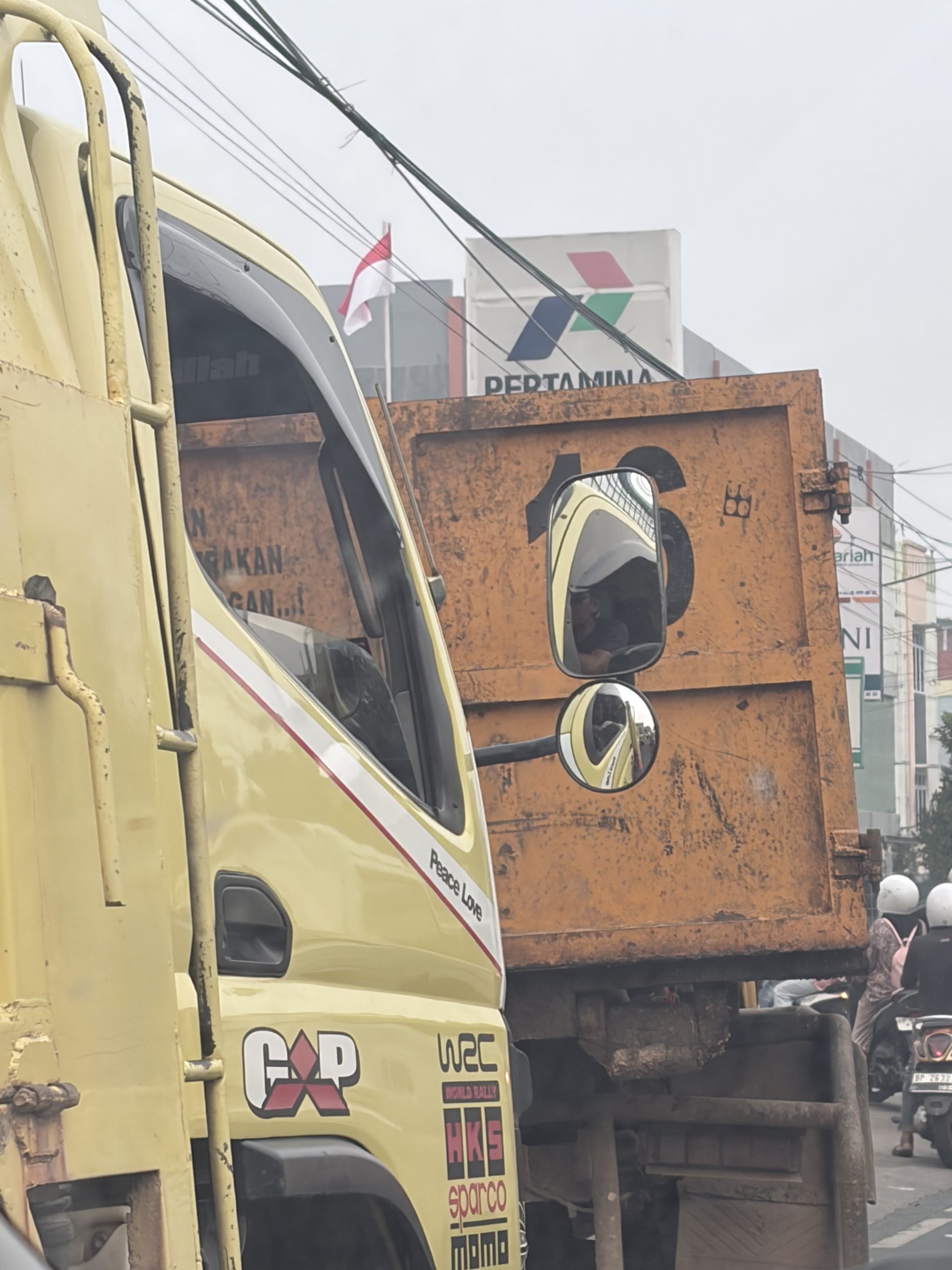 Antrean Lori di SPBU JL MT Haryono. Dok : Lintaskepri.com