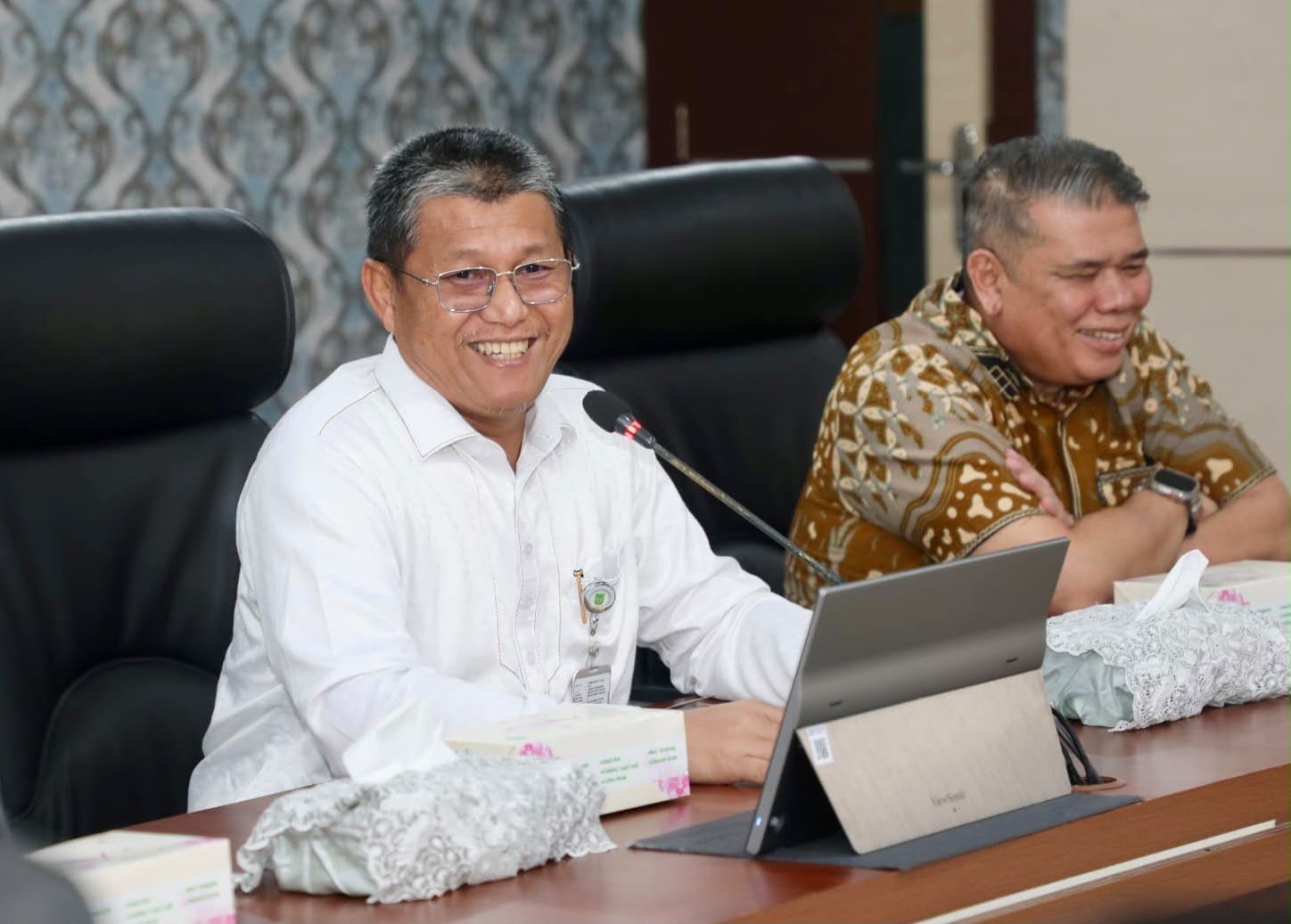 Sekda Batam, Firmansyah, didampingi Ketua Panitia HJB ke-197, Yusfa Hendri, memimpin rapat persiapan HJB ke-197 di Kantor Wali Kota Batam, Jumat (16/10/2026). Dok : Diskominfo Kota Batam