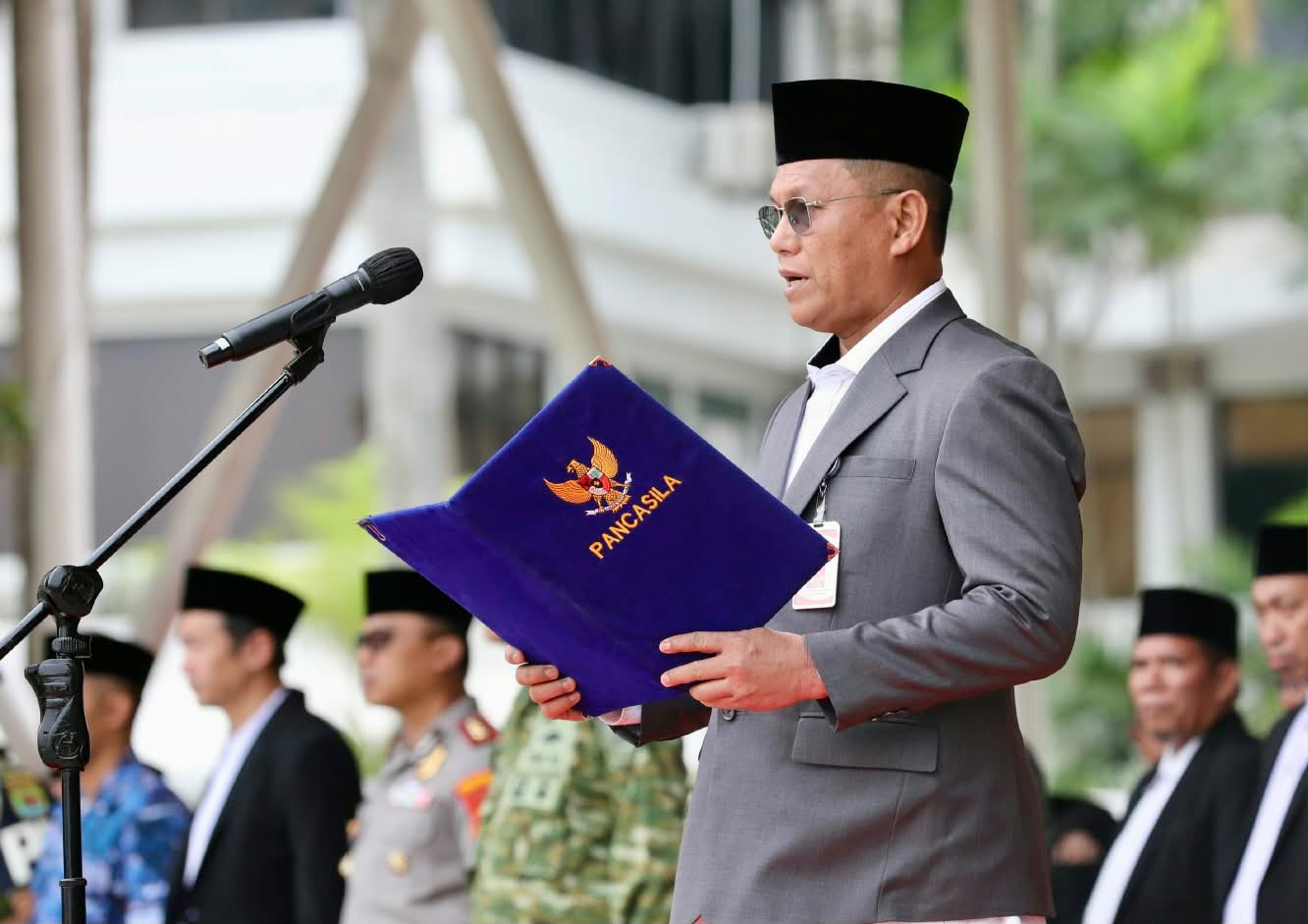 Sekda Batam, Firmansyah, saat menjadi inspektur upacara HSN 2026 di Dataran Engku Putri Batamcentre, Kamis (22/10/2026). Dok : Diskominfo Kota Batam